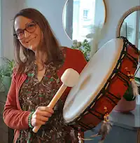 Portrait de Marilyn Kulpa avec tambour pour soins énergétiques